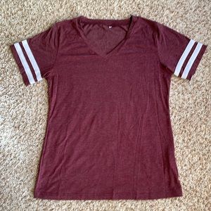 🍂 Striped sleeve v-neck maroon t-shirt